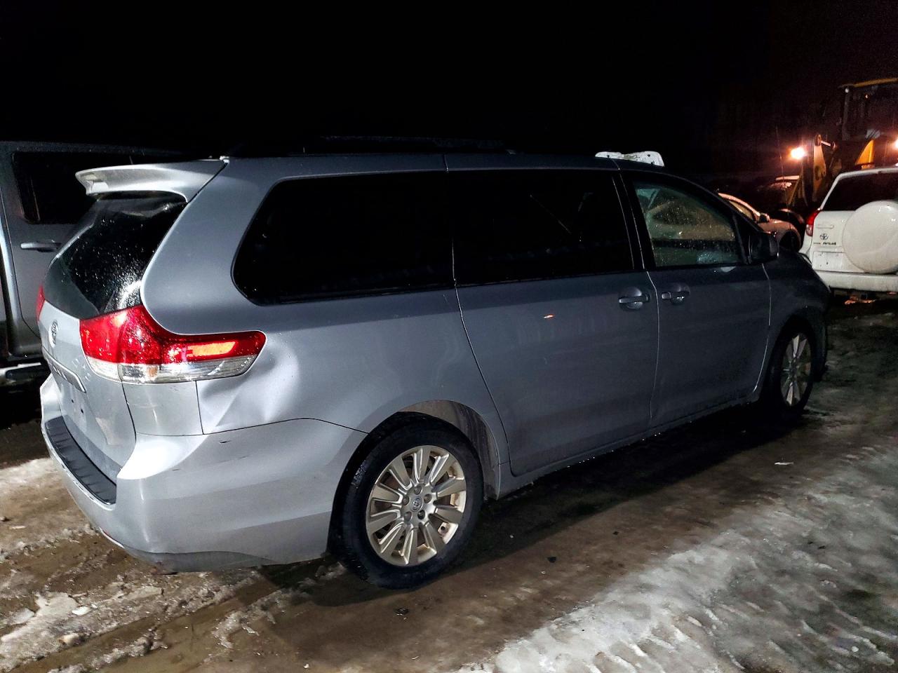 2014 TOYOTA SIENNA XLE photo 3