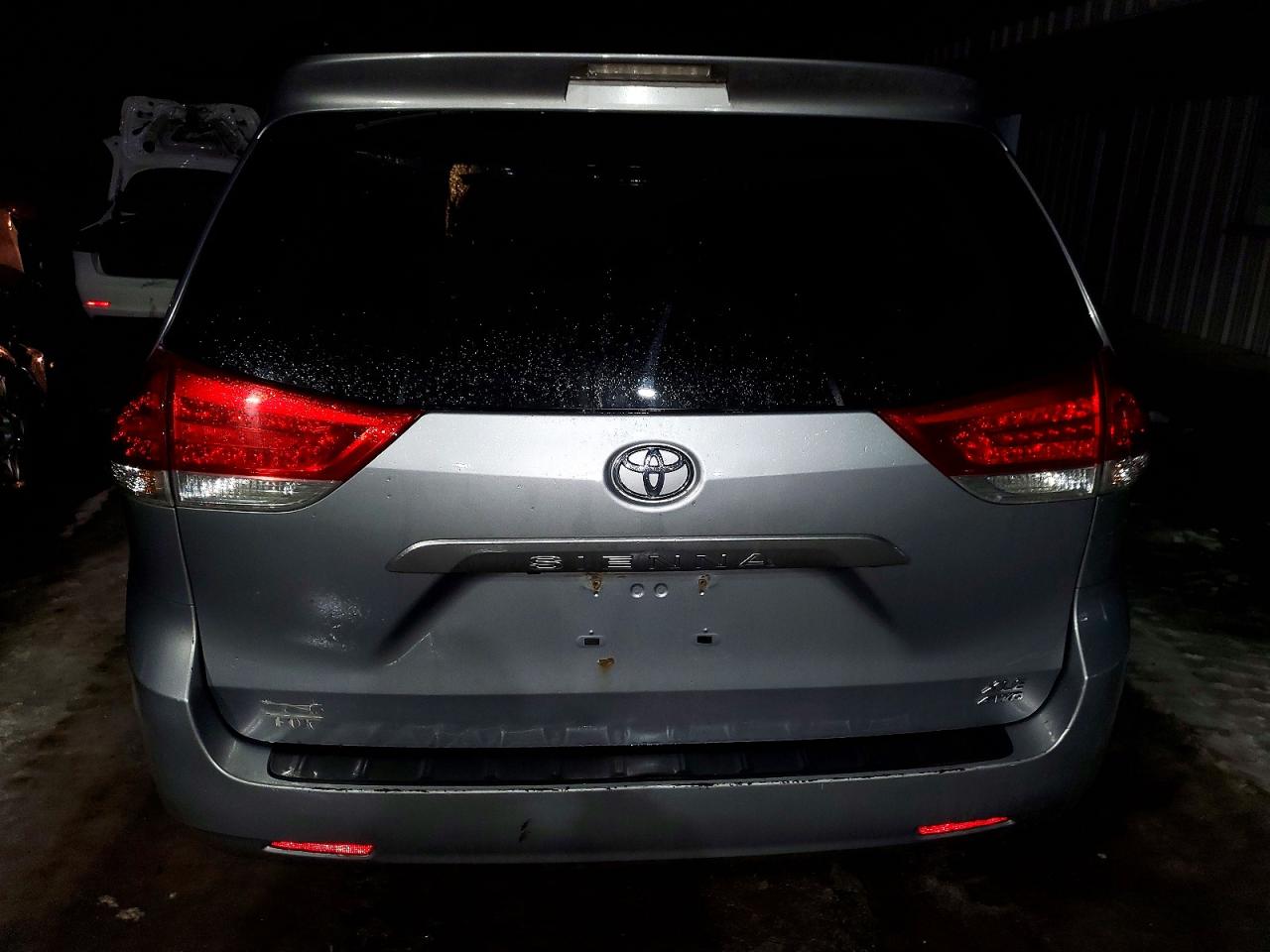 2014 TOYOTA SIENNA XLE photo 6