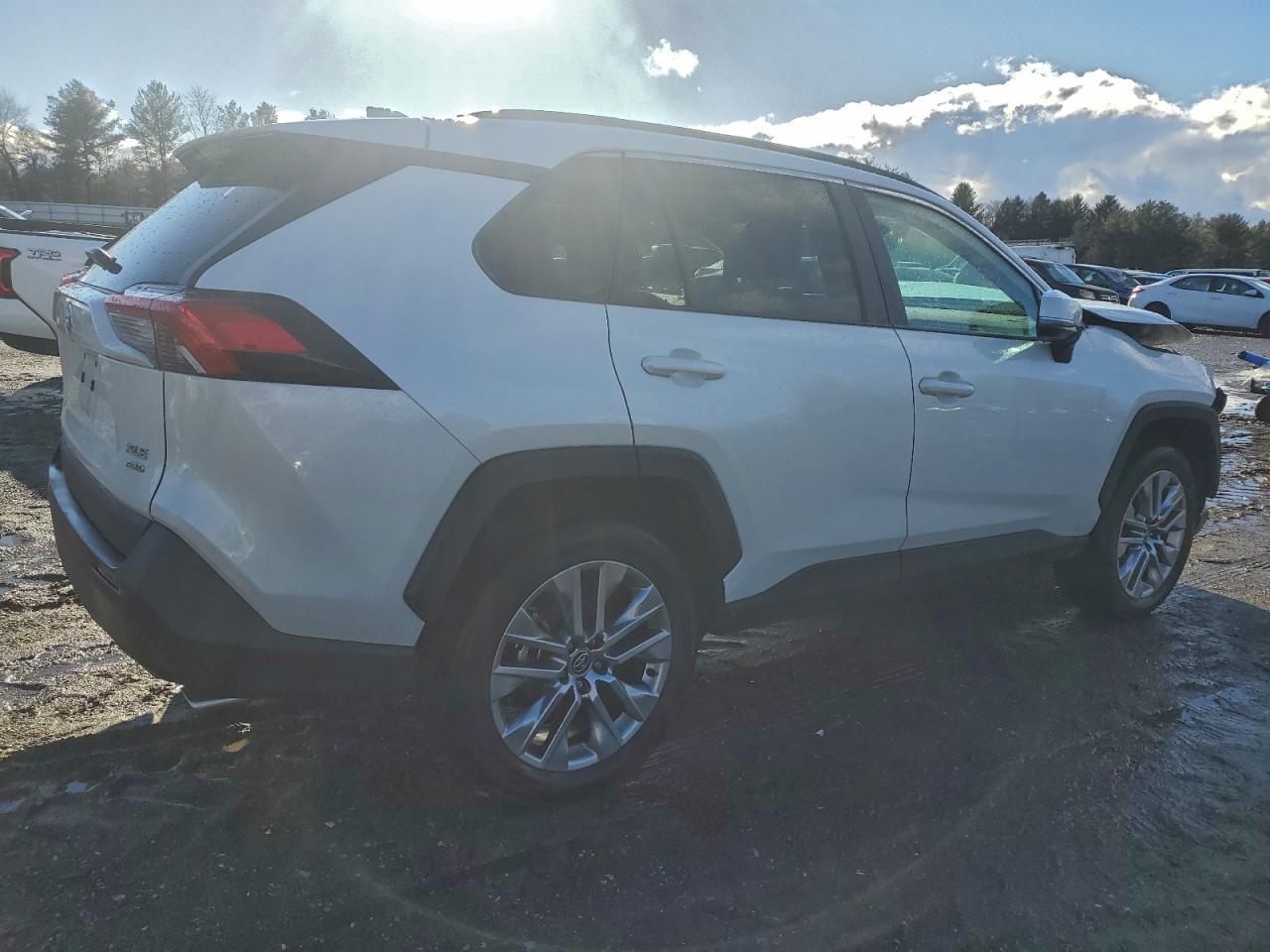 2024 TOYOTA RAV4 XLE PREMIUM photo 3
