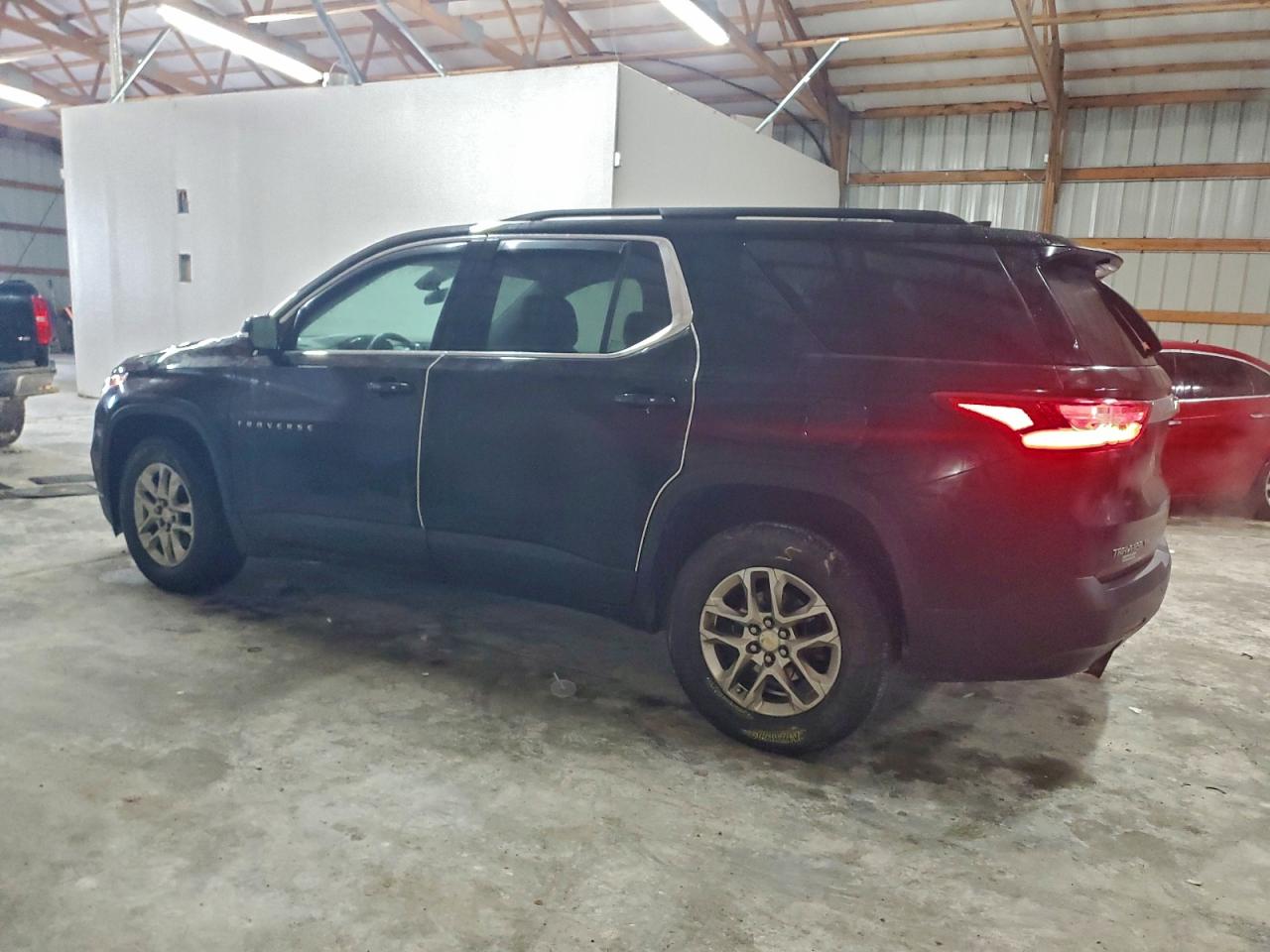2020 CHEVROLET TRAVERSE LT photo 2