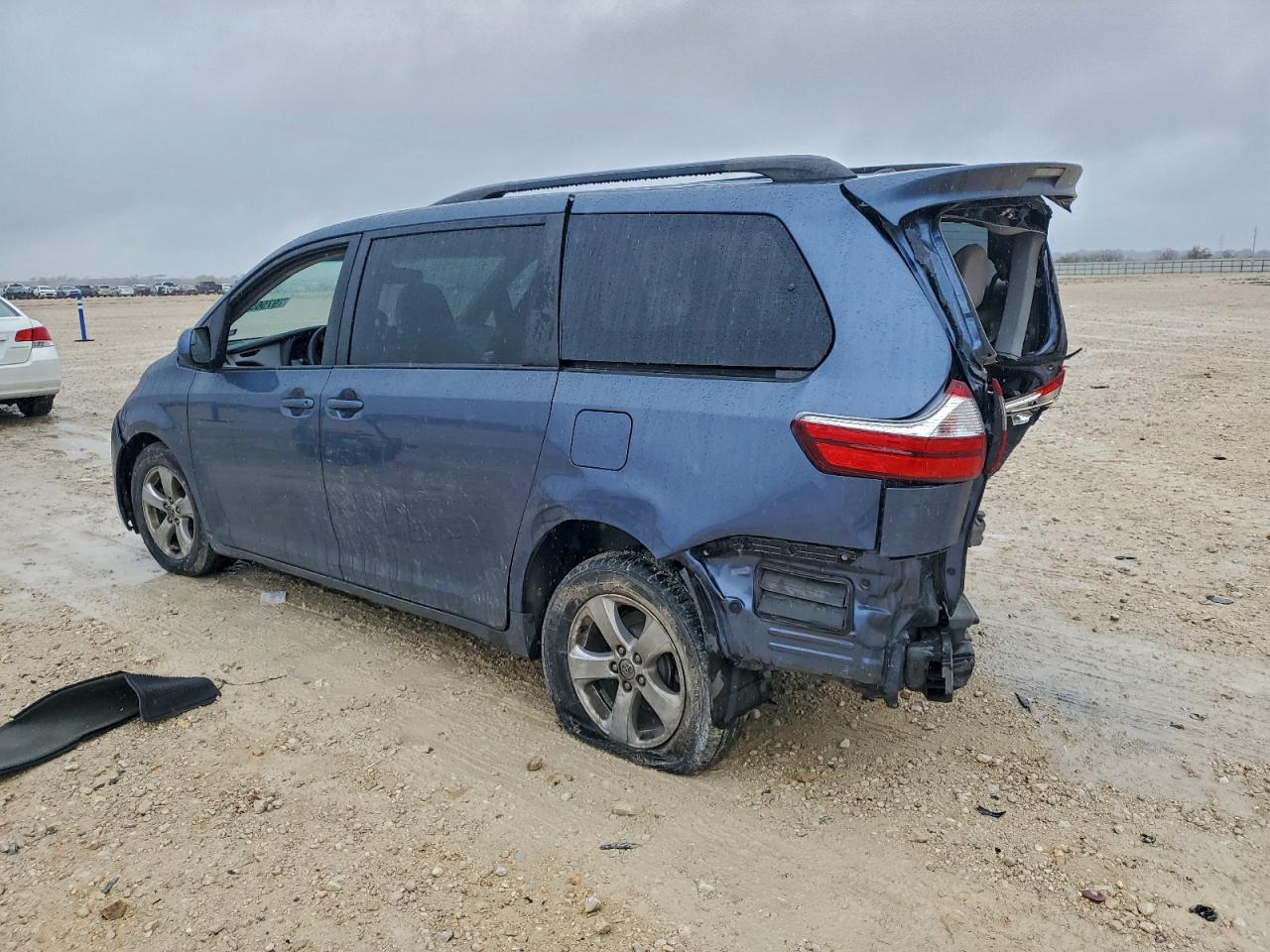 2017 TOYOTA SIENNA LE photo 2
