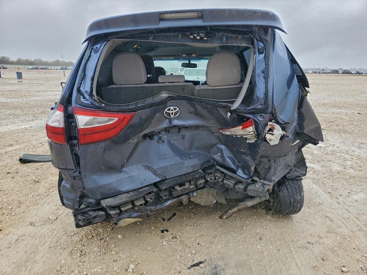 2017 TOYOTA SIENNA LE photo 6