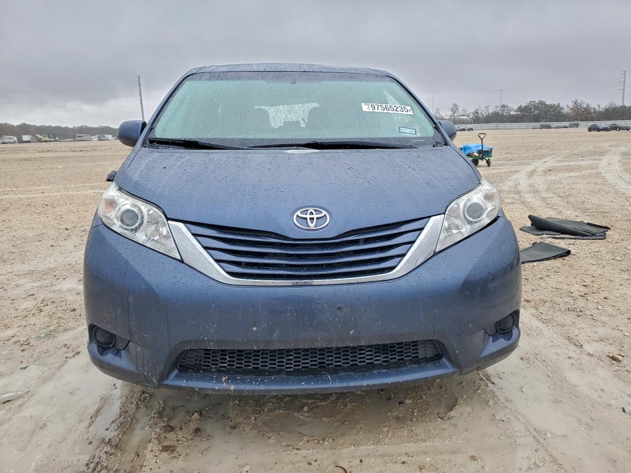 2017 TOYOTA SIENNA LE photo 5