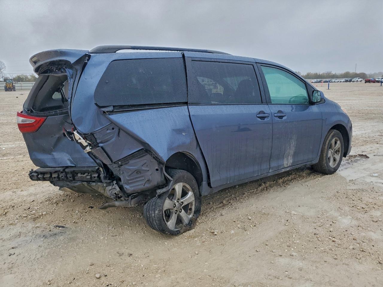 2017 TOYOTA SIENNA LE photo 3