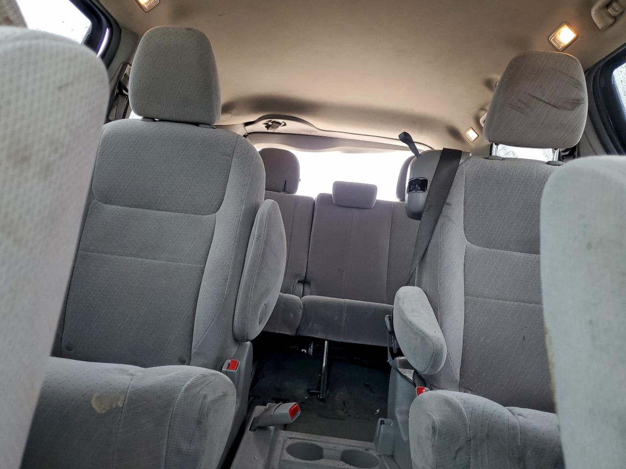 2017 TOYOTA SIENNA LE photo 10