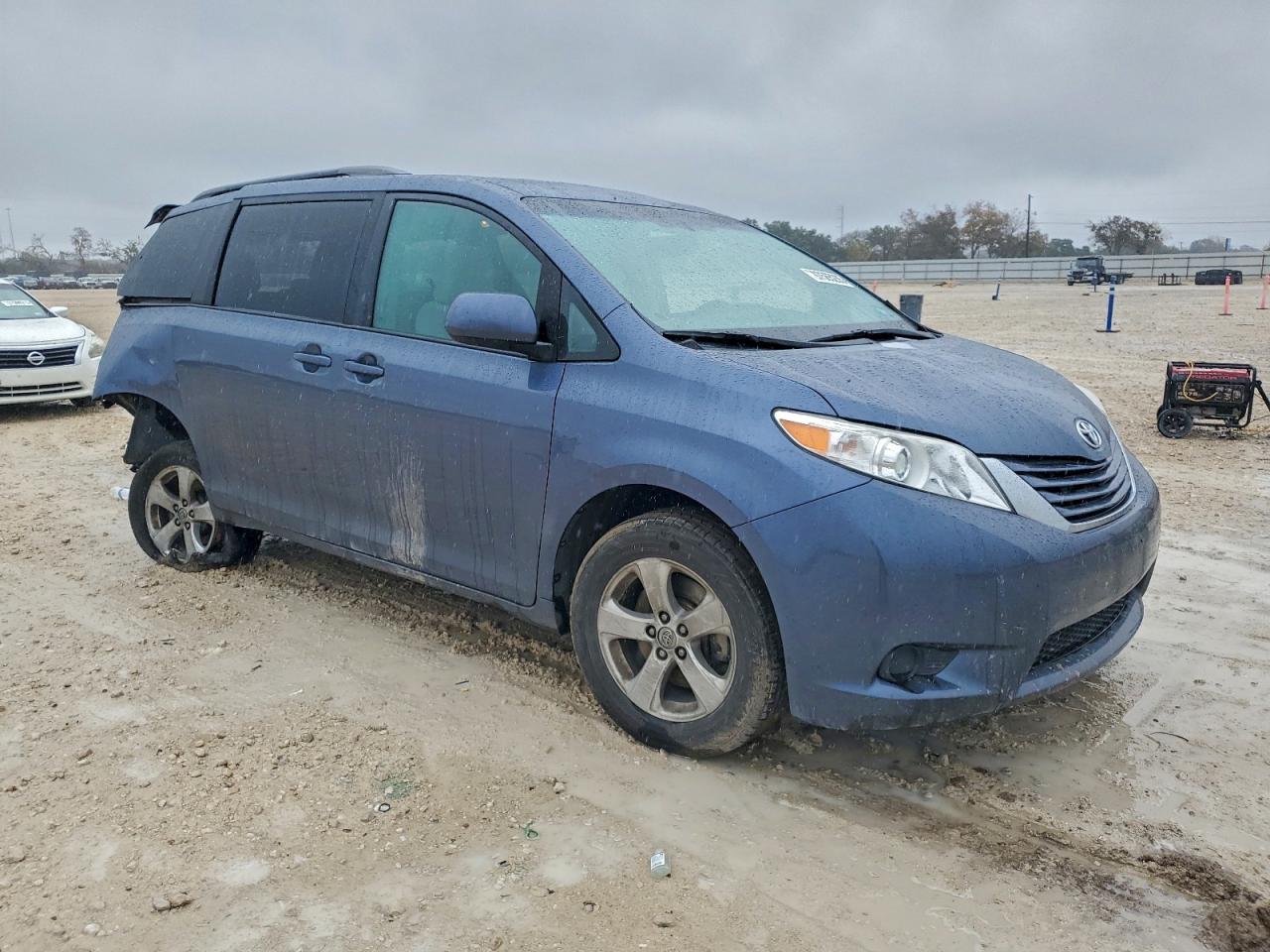 2017 TOYOTA SIENNA LE photo 4