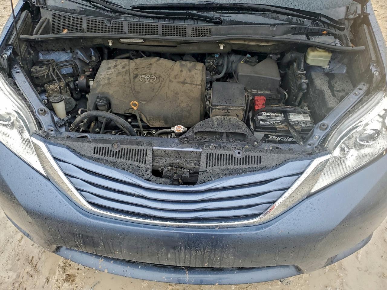 2017 TOYOTA SIENNA LE photo 12