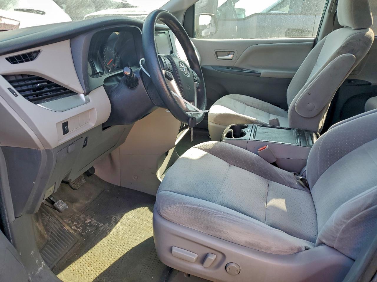 2017 TOYOTA SIENNA LE photo 7