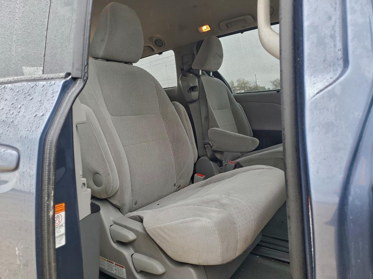2017 TOYOTA SIENNA LE photo 11
