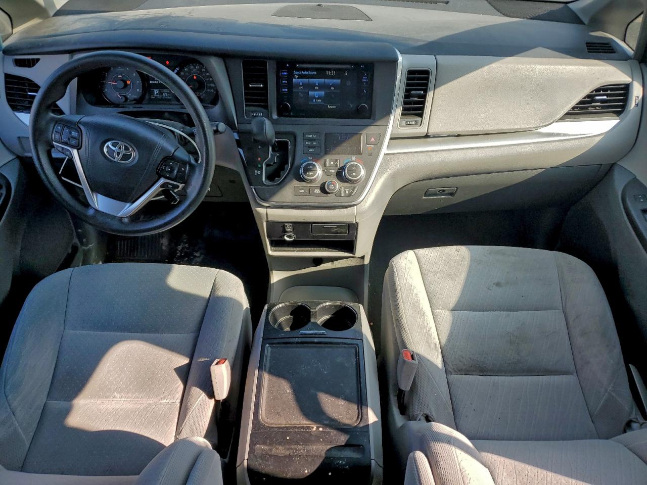 2017 TOYOTA SIENNA LE photo 8