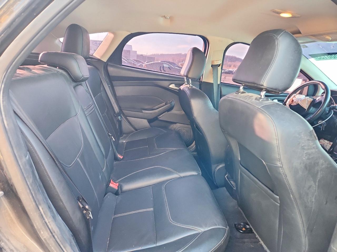 2015 FORD FOCUS SE photo 10