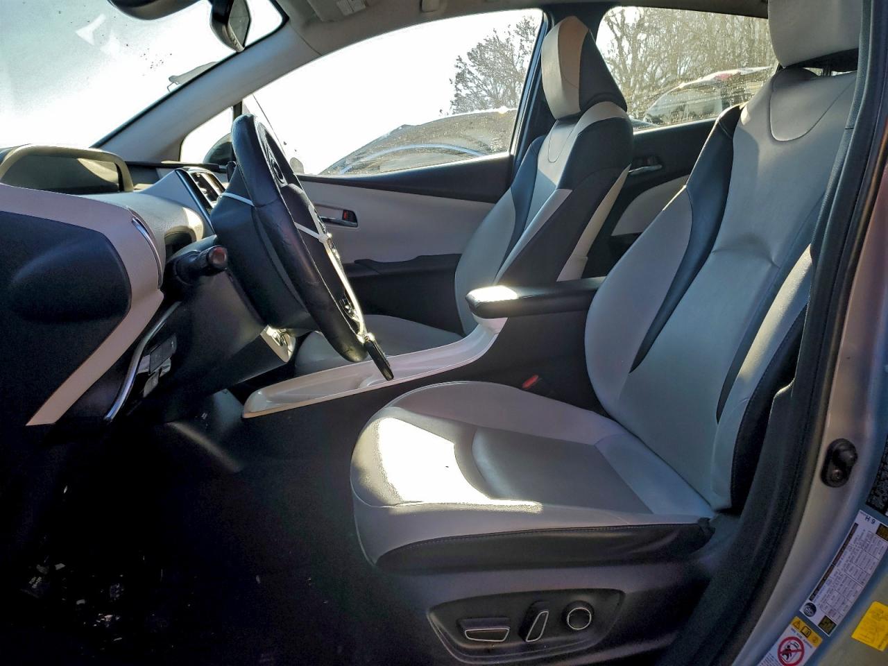 2016 TOYOTA PRIUS photo 7