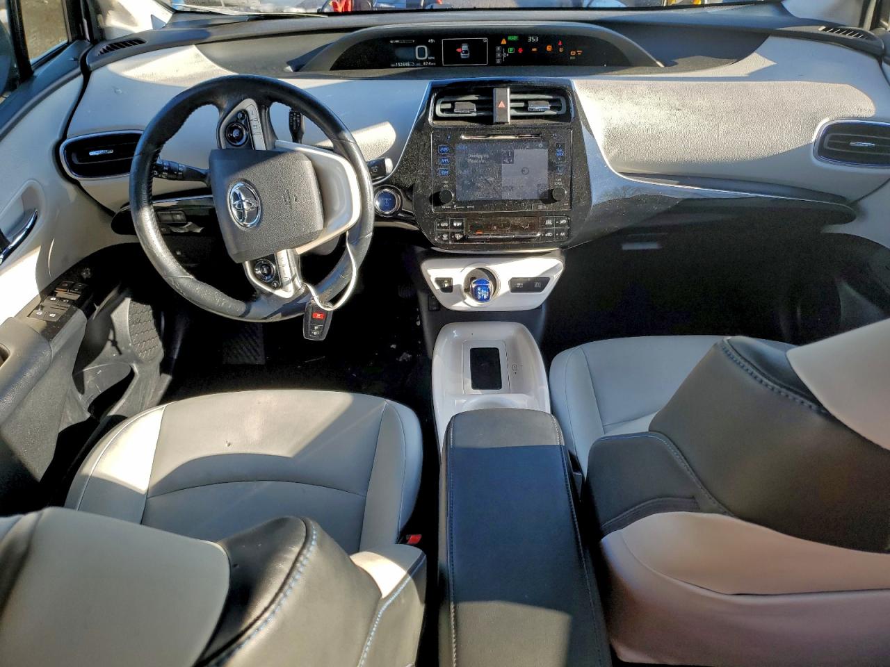 2016 TOYOTA PRIUS photo 8