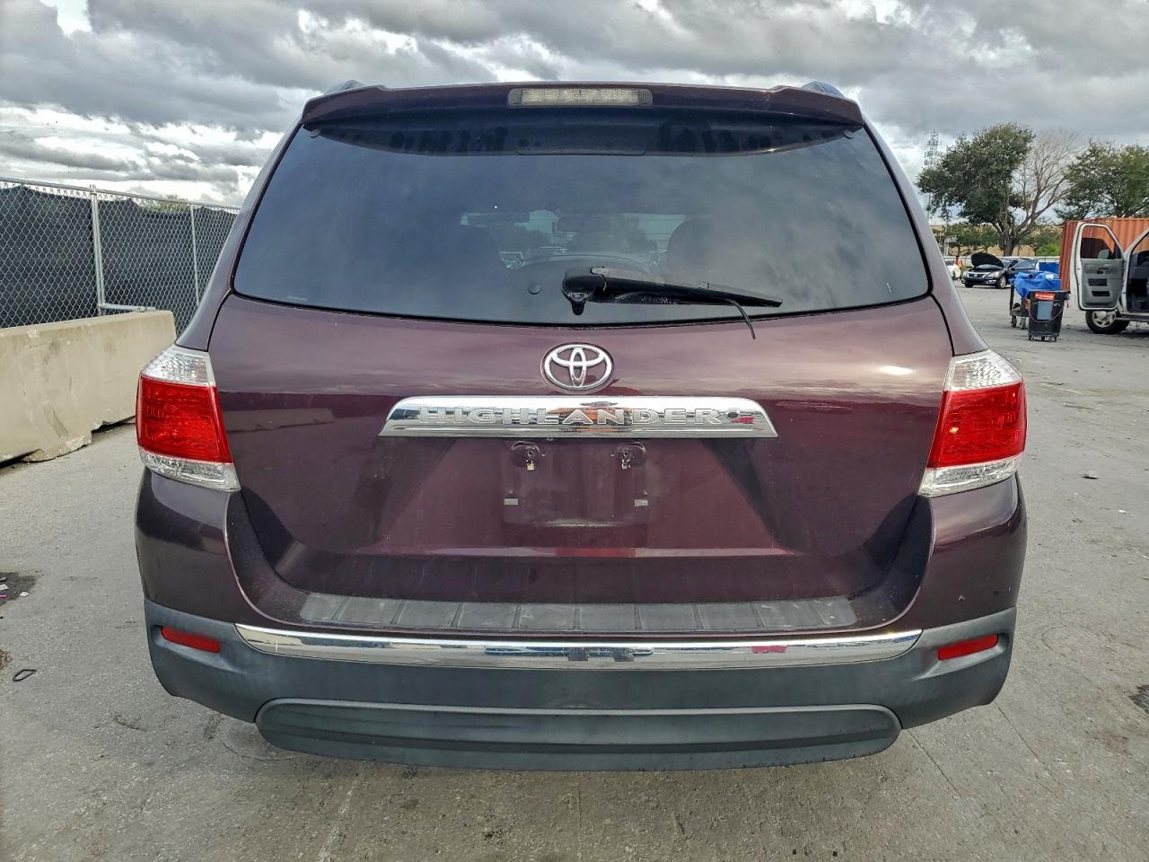 2012 TOYOTA HIGHLANDER BASE photo 6