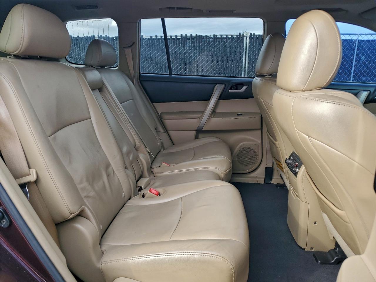 2012 TOYOTA HIGHLANDER BASE photo 11