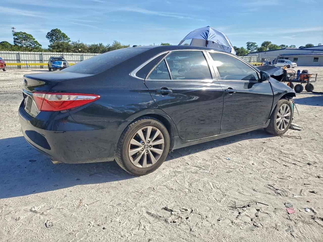 2017 TOYOTA CAMRY LE photo 3