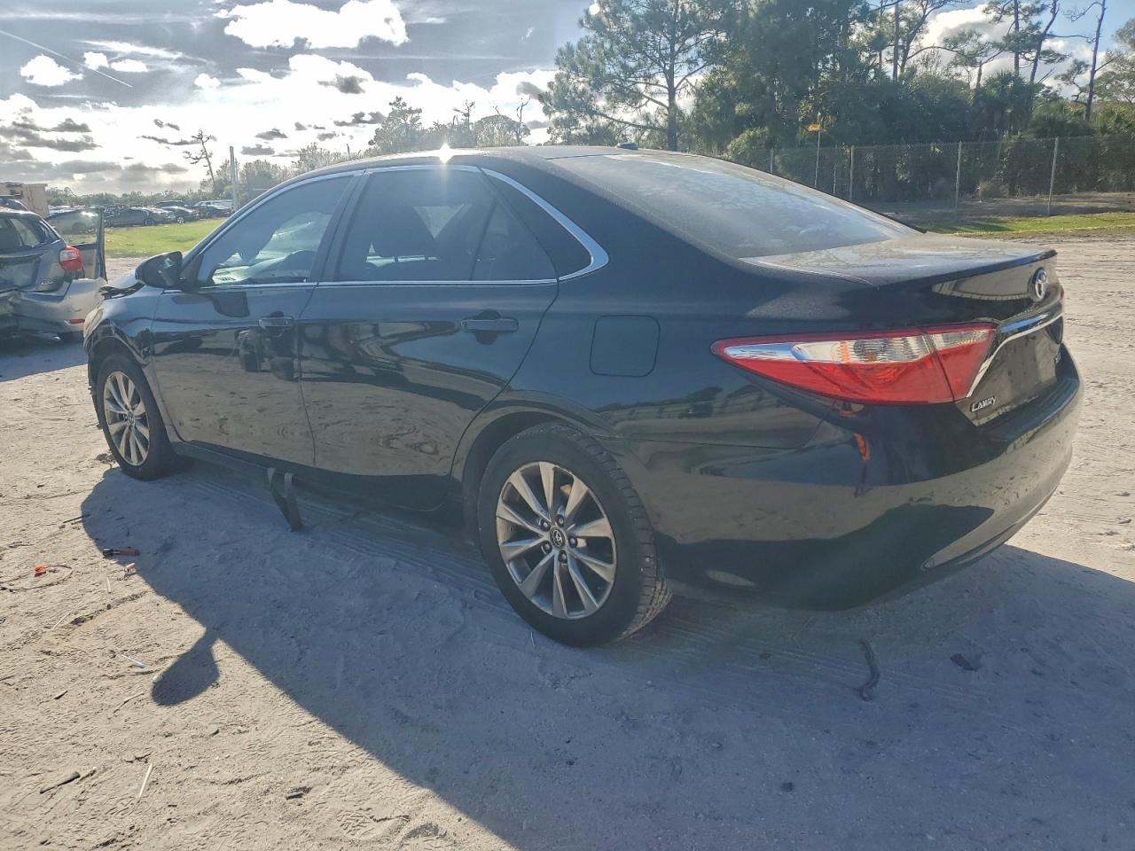 2017 TOYOTA CAMRY LE photo 2