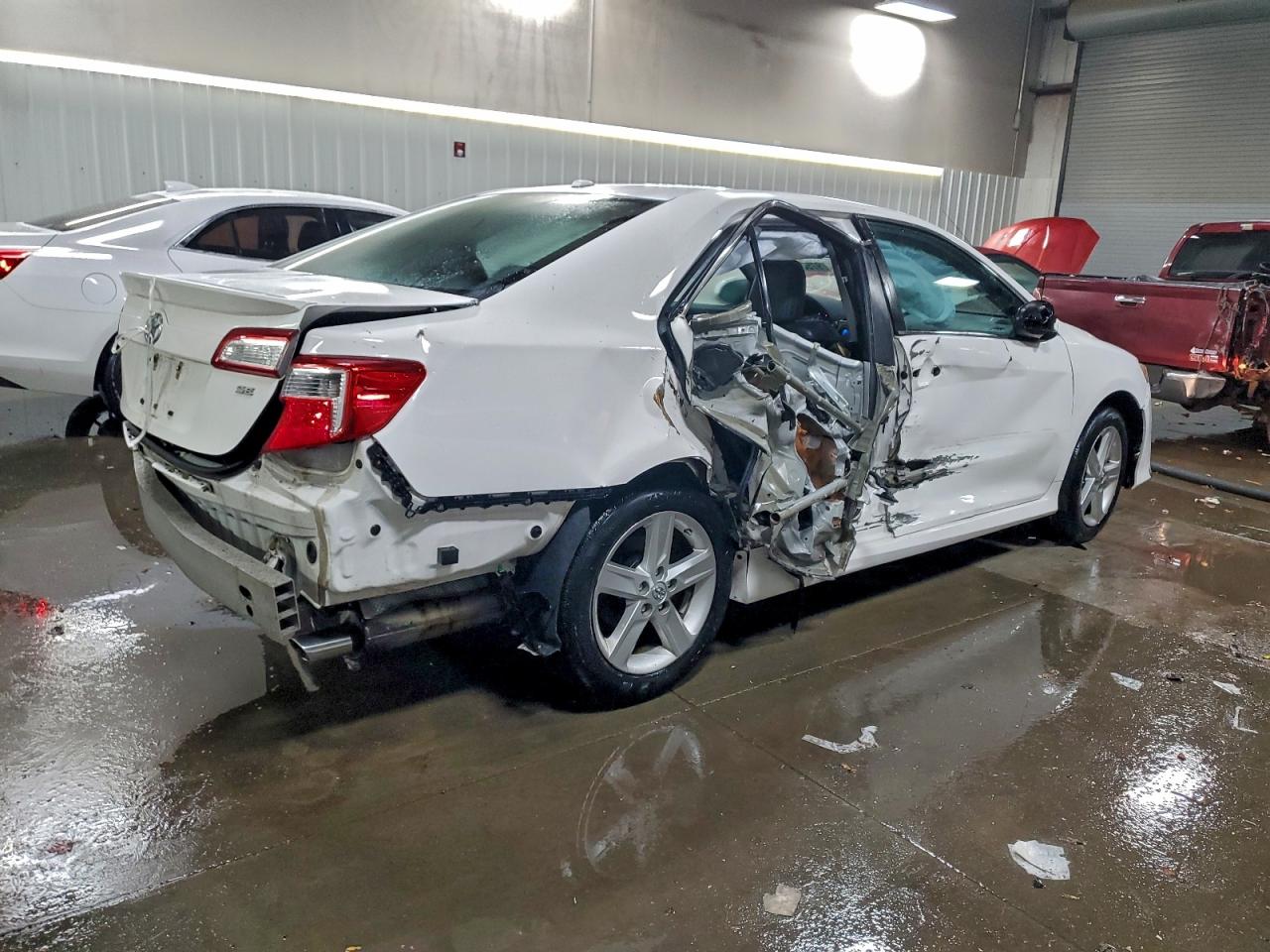 2013 TOYOTA CAMRY L photo 3