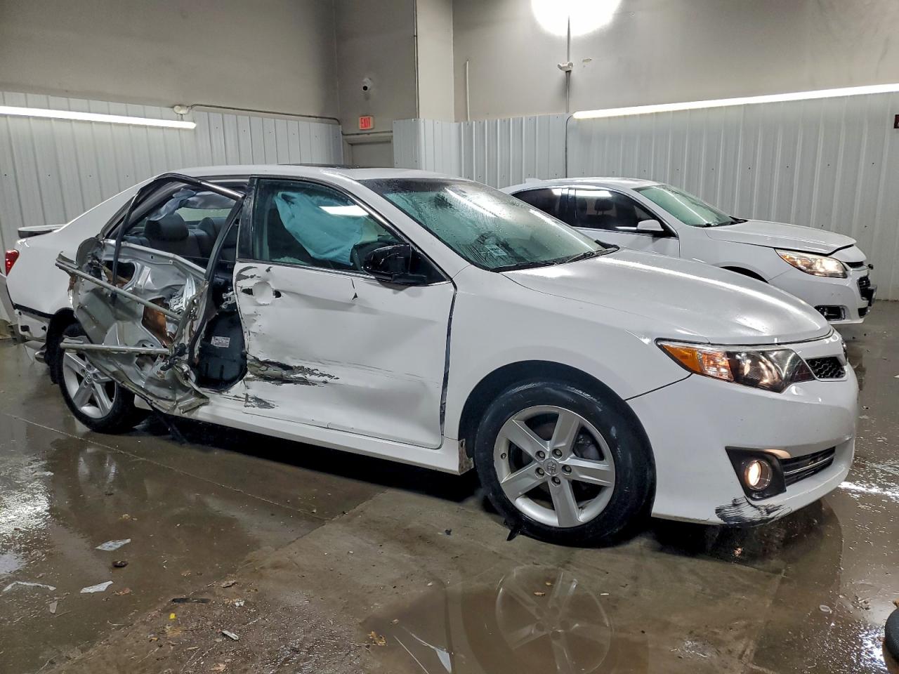 2013 TOYOTA CAMRY L photo 4