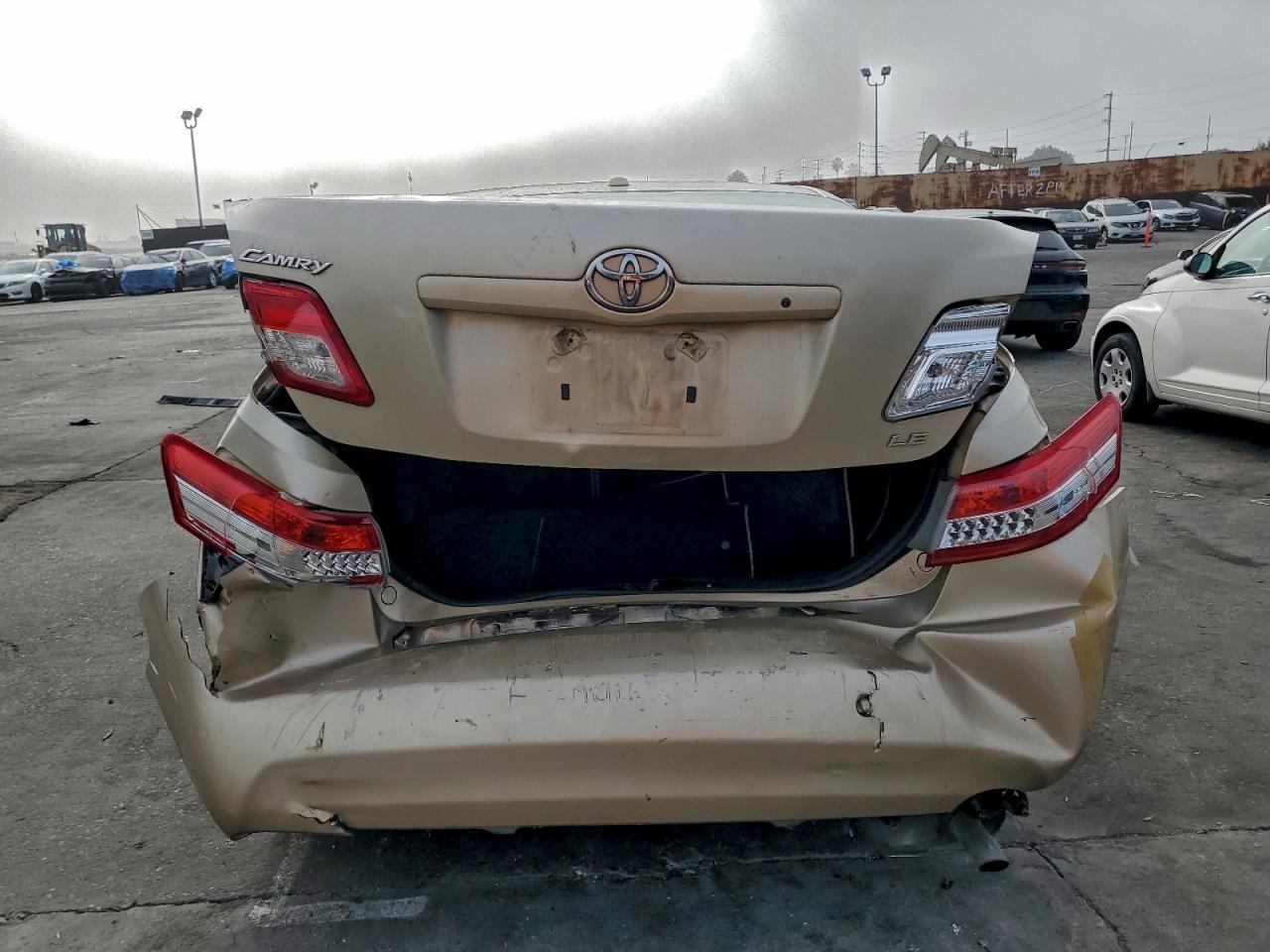 2010 TOYOTA CAMRY BASE photo 6