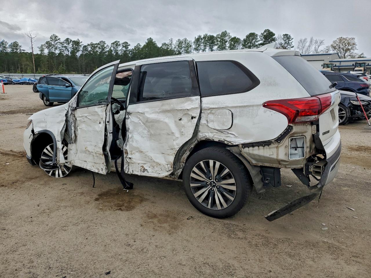 2019 MITSUBISHI OUTLANDER ES photo 2