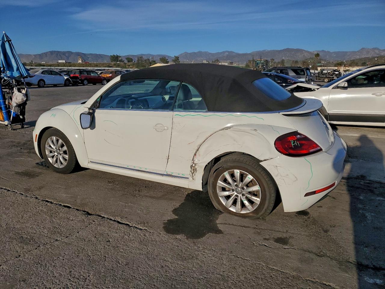 2019 VOLKSWAGEN BEETLE S photo 2
