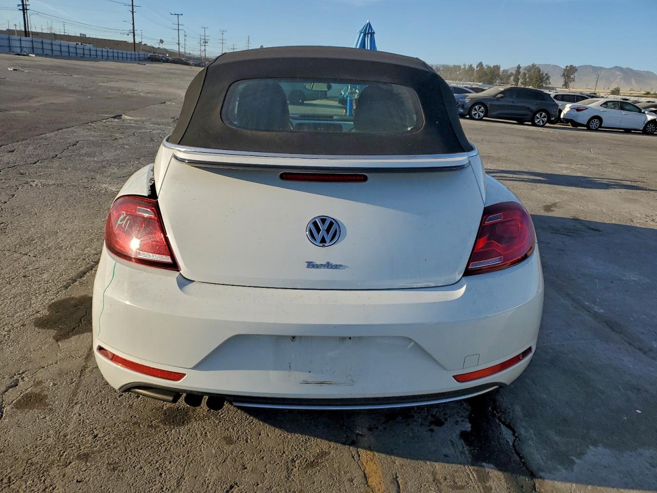 2019 VOLKSWAGEN BEETLE S photo 6