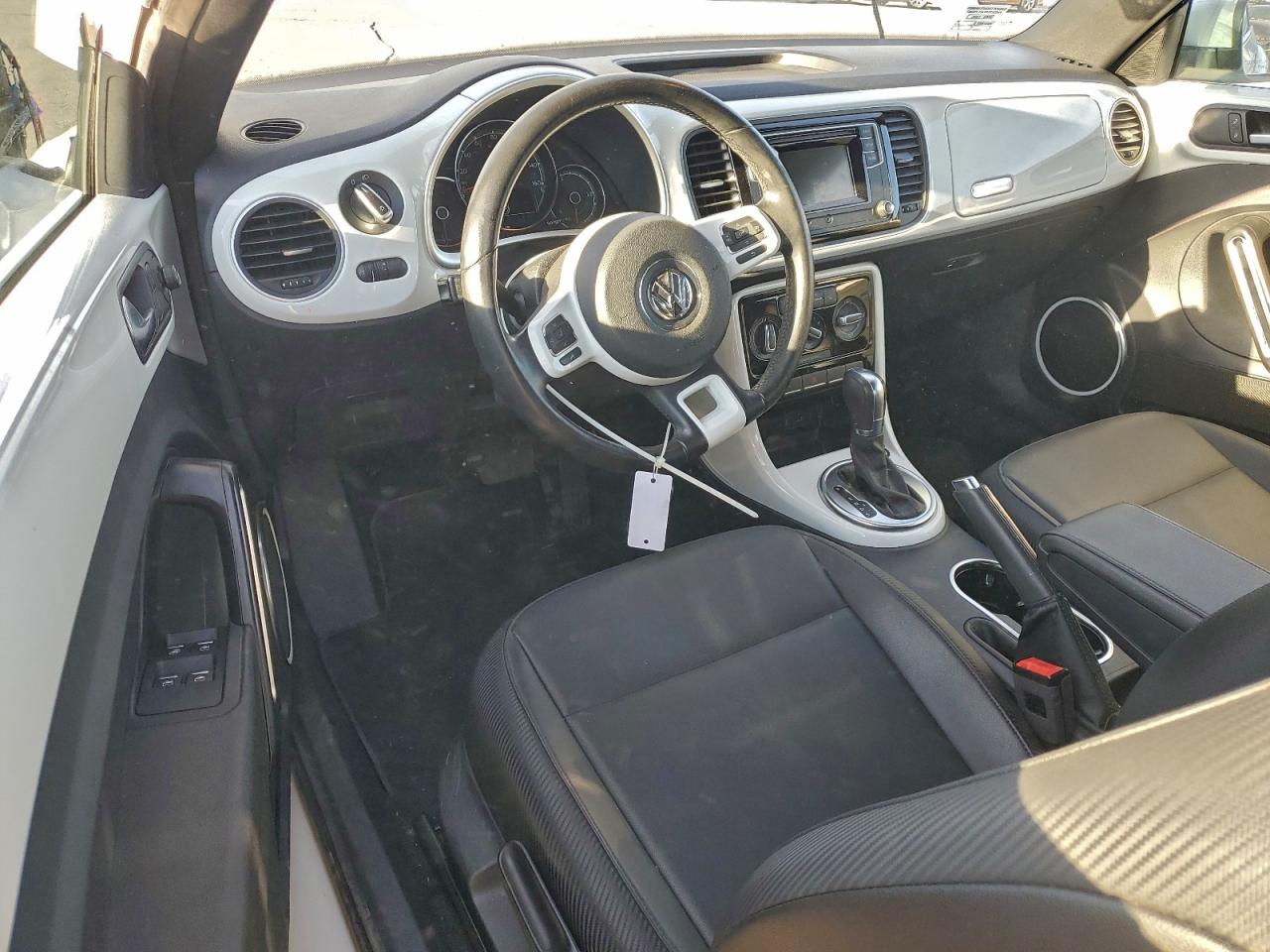 2019 VOLKSWAGEN BEETLE S photo 8