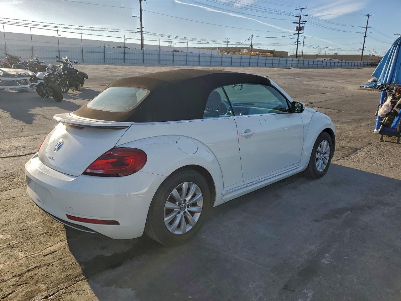 2019 VOLKSWAGEN BEETLE S photo 3