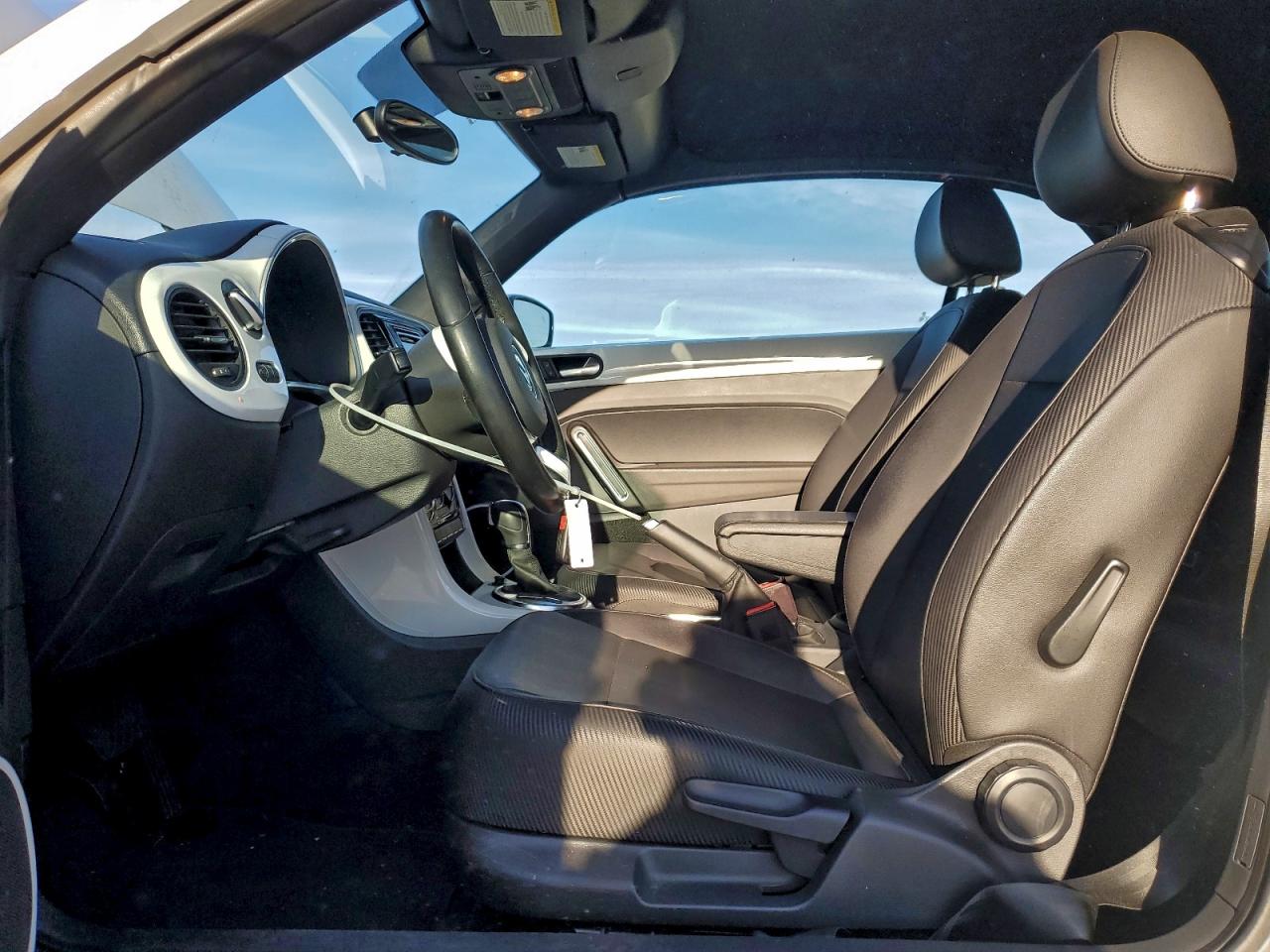2019 VOLKSWAGEN BEETLE S photo 7