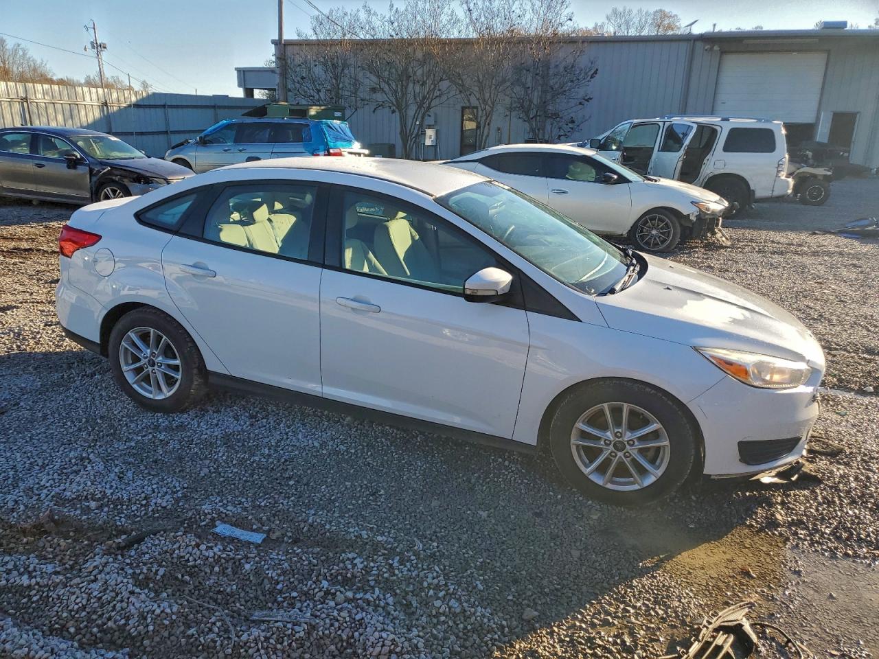 2017 FORD FOCUS SE photo 4