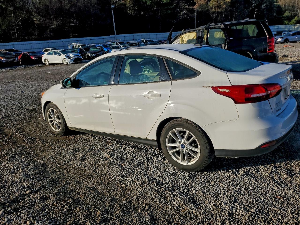 2017 FORD FOCUS SE photo 2