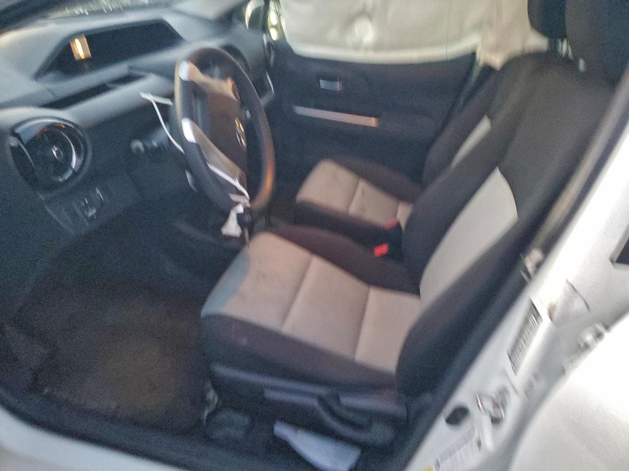 2015 TOYOTA PRIUS C photo 13
