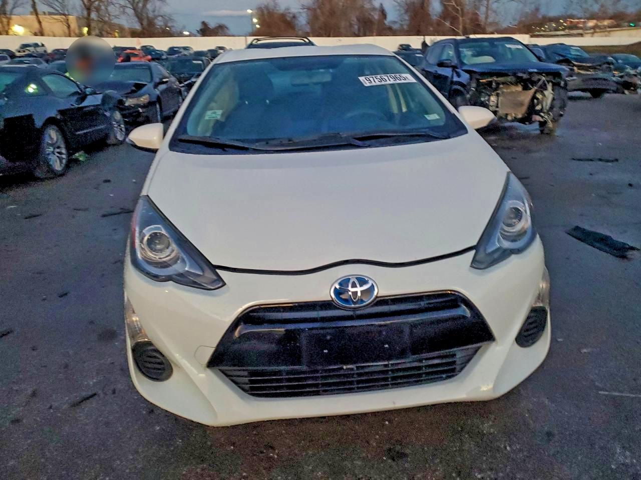 2015 TOYOTA PRIUS C photo 9
