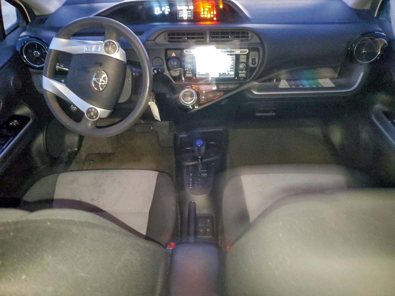 2015 TOYOTA PRIUS C photo 15
