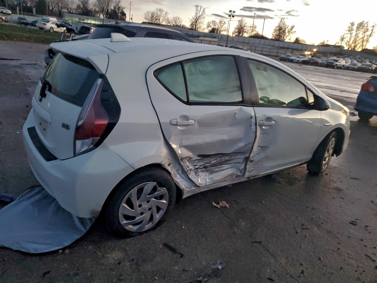 2015 TOYOTA PRIUS C photo 5
