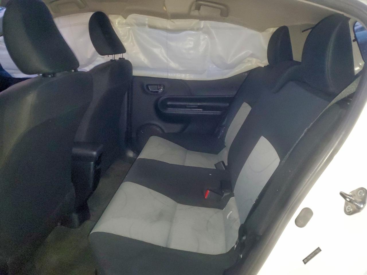 2015 TOYOTA PRIUS C photo 19
