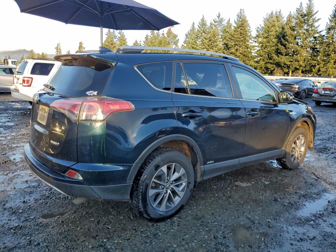 2018 TOYOTA RAV4 HV LE photo 5