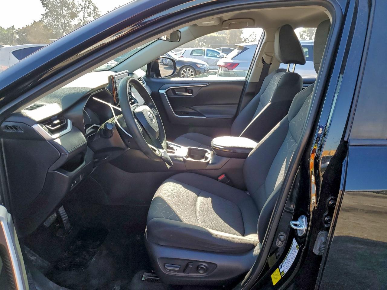 2021 TOYOTA RAV4 XLE photo 7