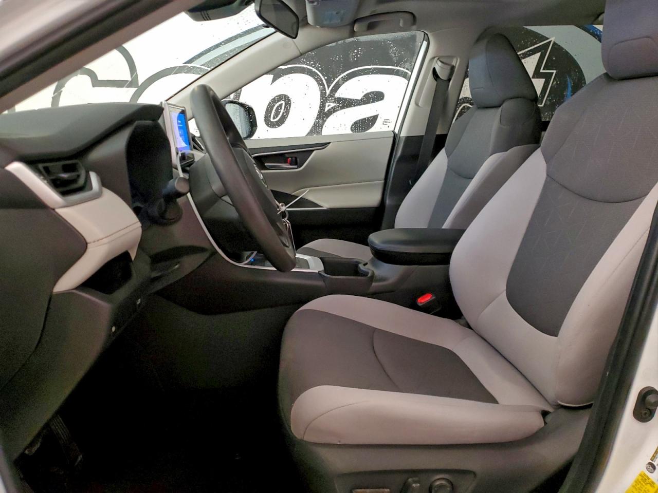 2024 TOYOTA RAV4 XLE photo 7