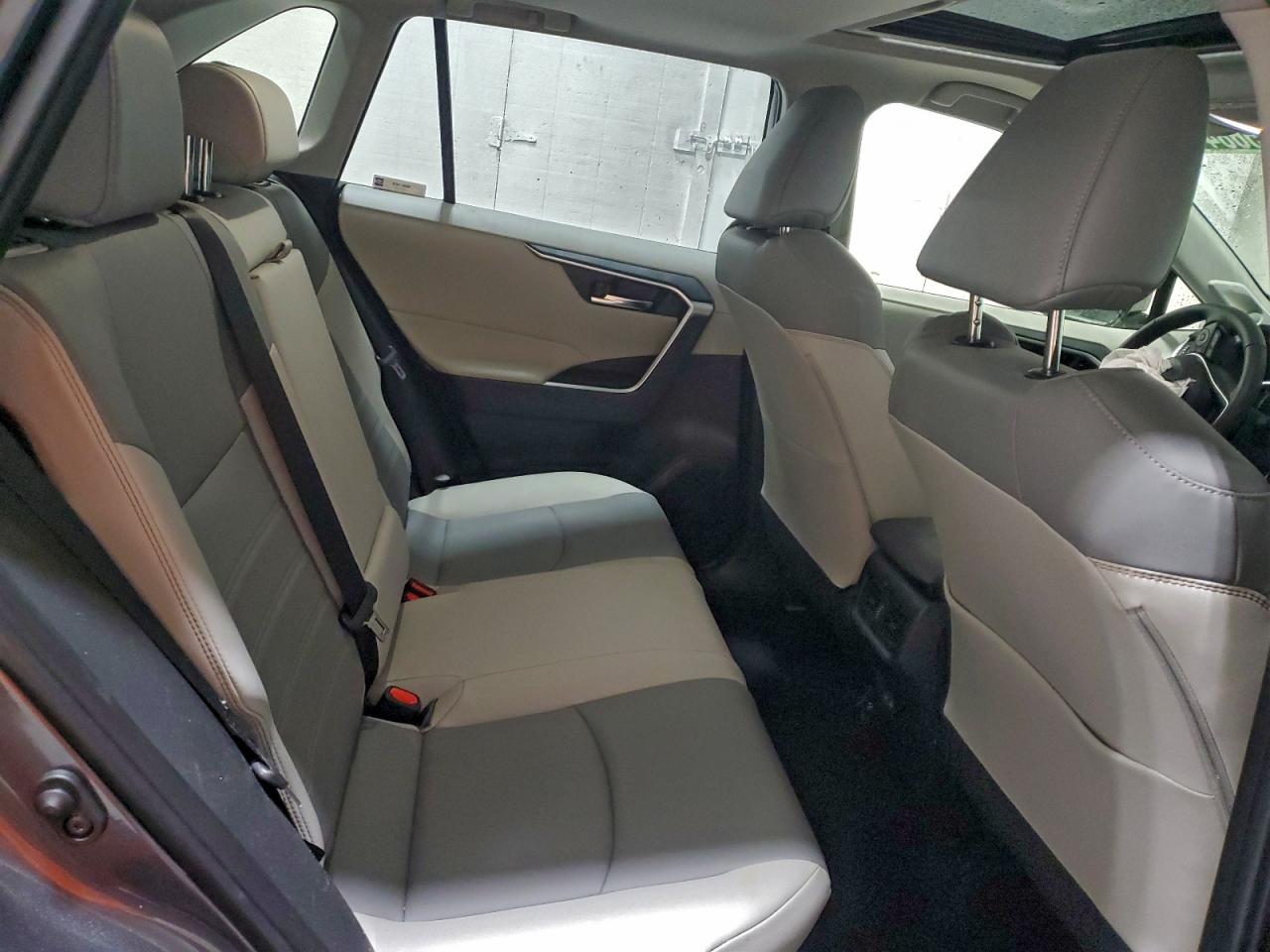 2025 TOYOTA RAV4 XLE PREMIUM photo 11