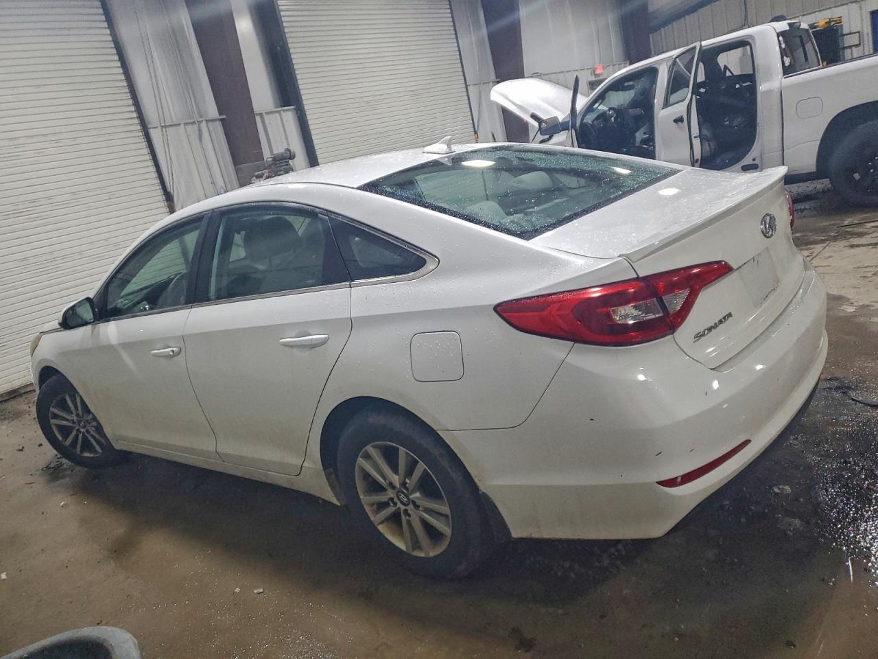 2015 HYUNDAI SONATA SE photo 2