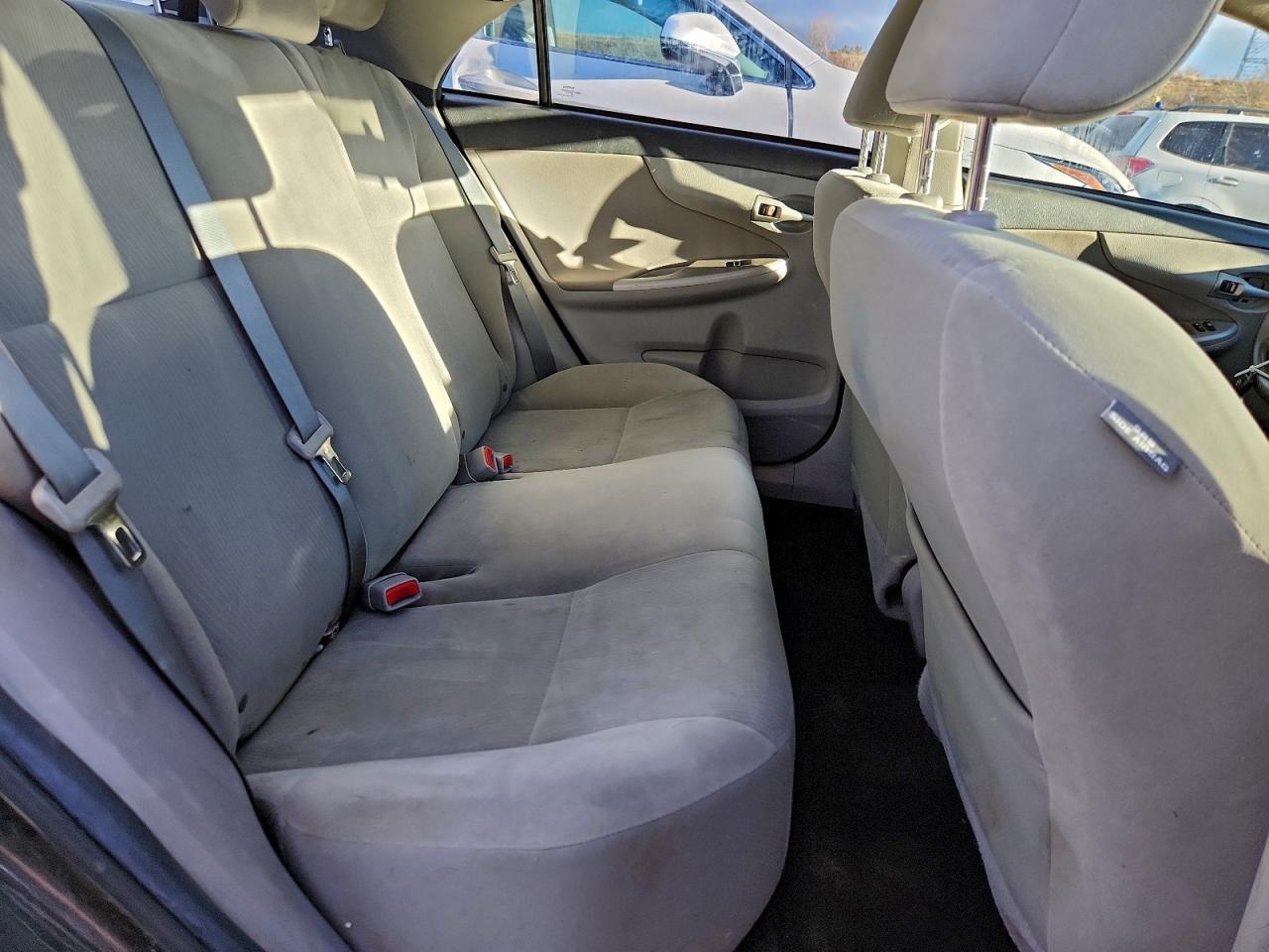 2012 TOYOTA COROLLA LE photo 28