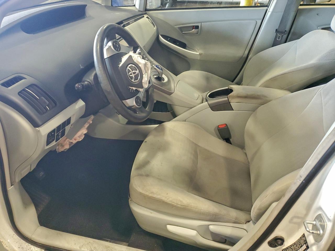 2015 TOYOTA PRIUS photo 7