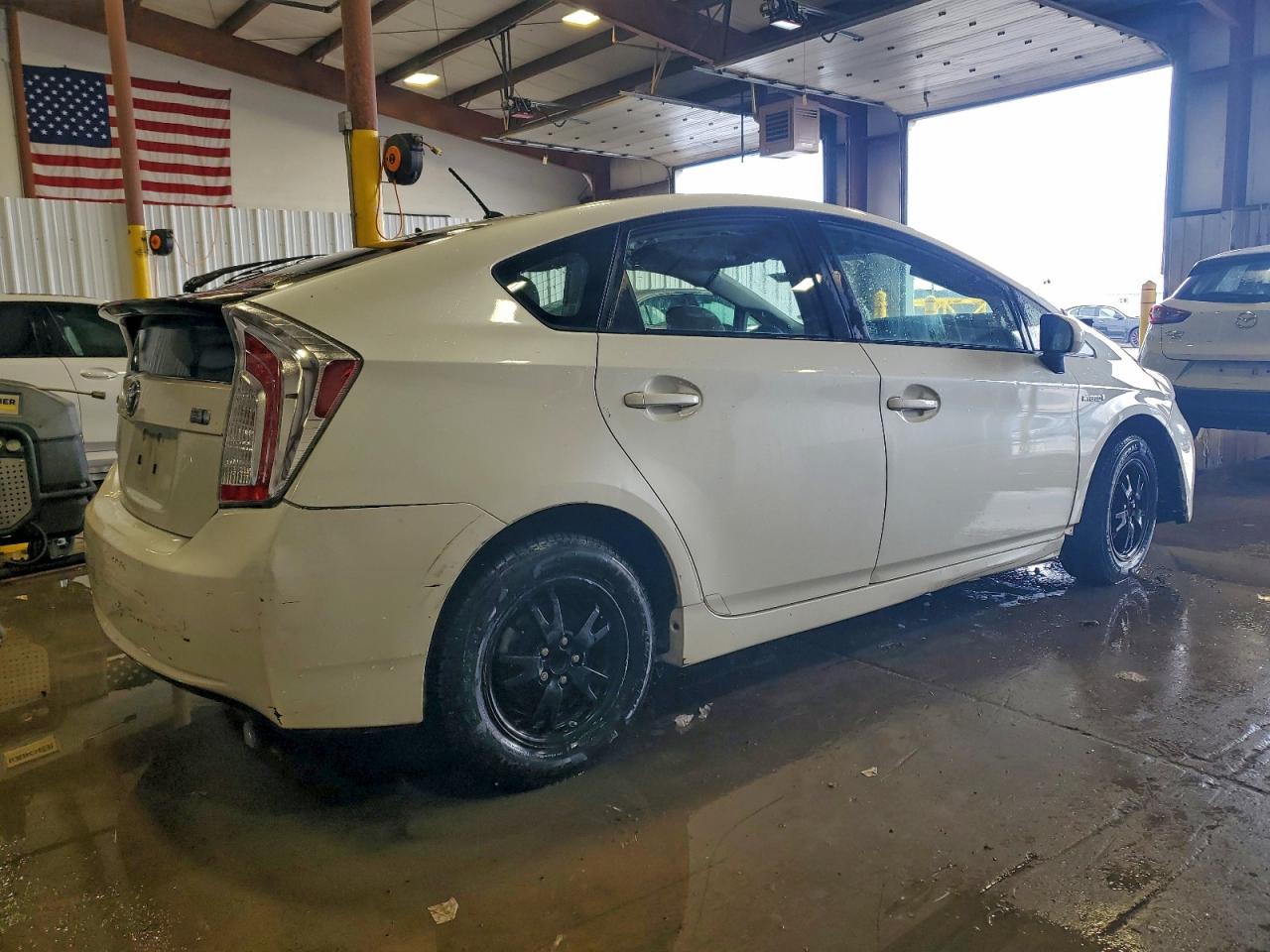 2015 TOYOTA PRIUS photo 3