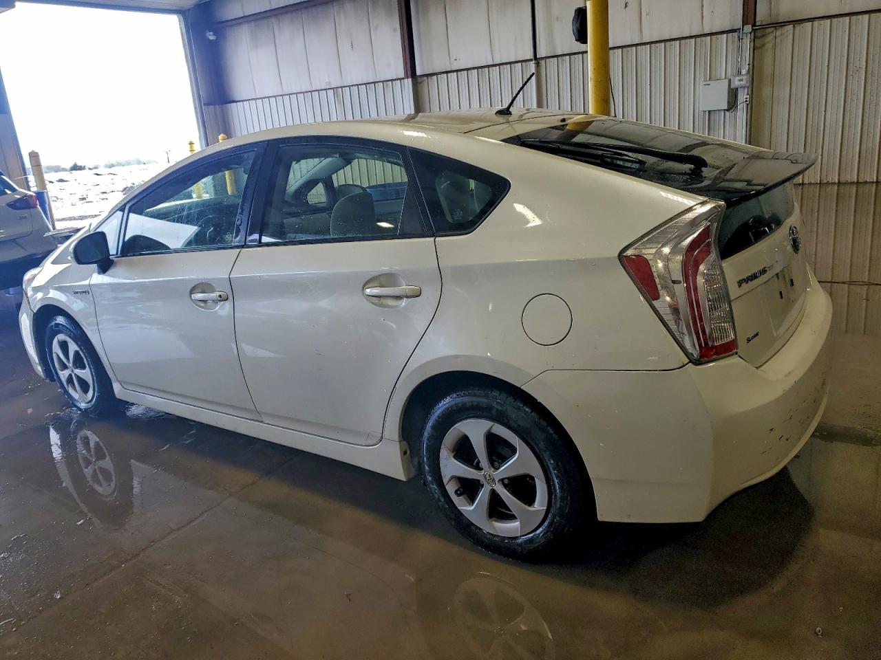 2015 TOYOTA PRIUS photo 2