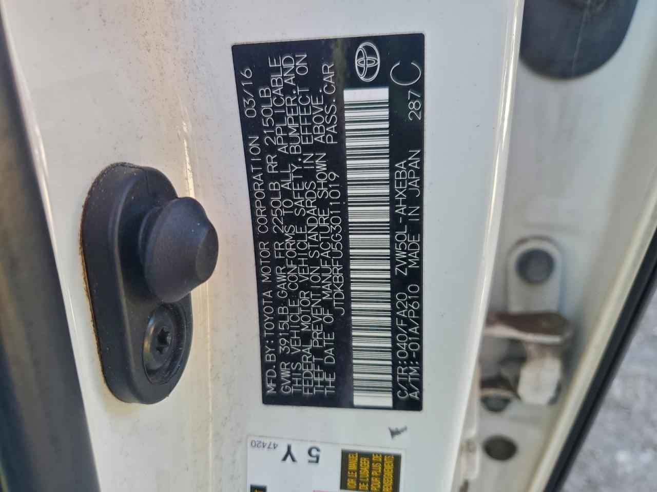 2016 TOYOTA PRIUS photo 12