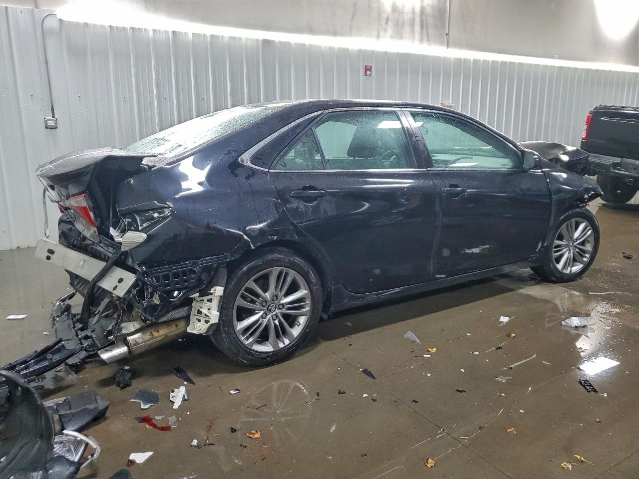 2015 TOYOTA CAMRY LE photo 3