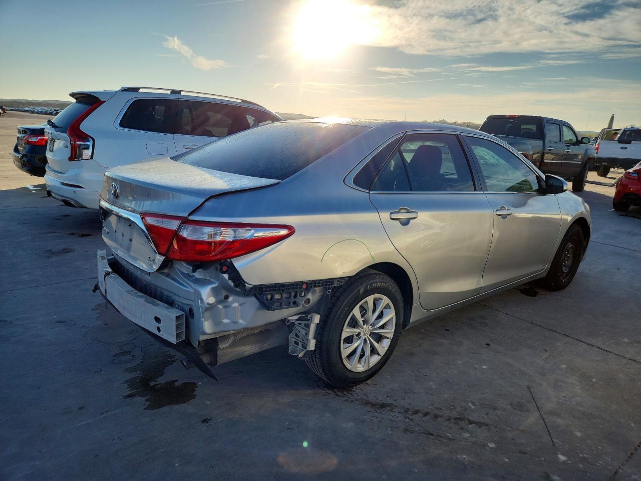 2016 TOYOTA CAMRY LE photo 3