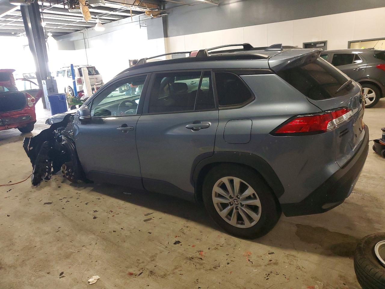 2023 TOYOTA COROLLA CROSS LE photo 2